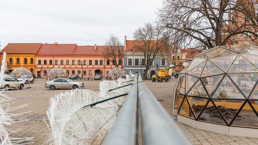 Pasirengimas Kalėdoms Rotušės aikštėje įgauna pagreitį