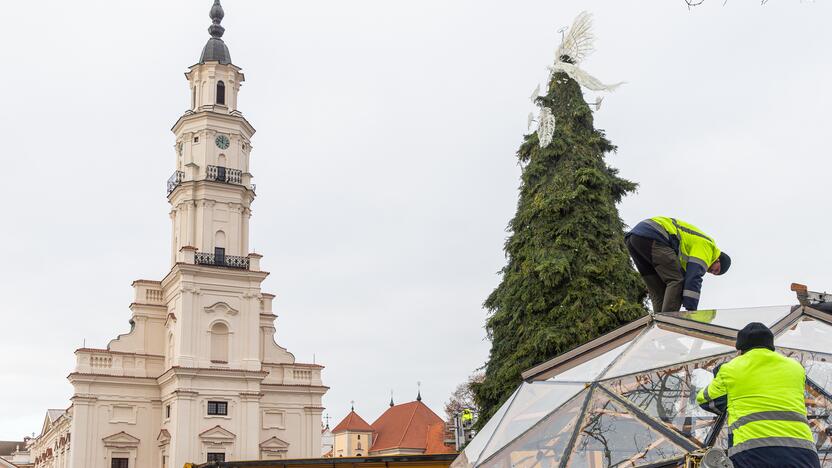 Pasirengimas Kalėdoms Rotušės aikštėje įgauna pagreitį