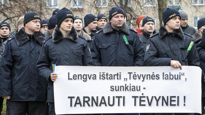 Pareigūnų protestas prie Seimo