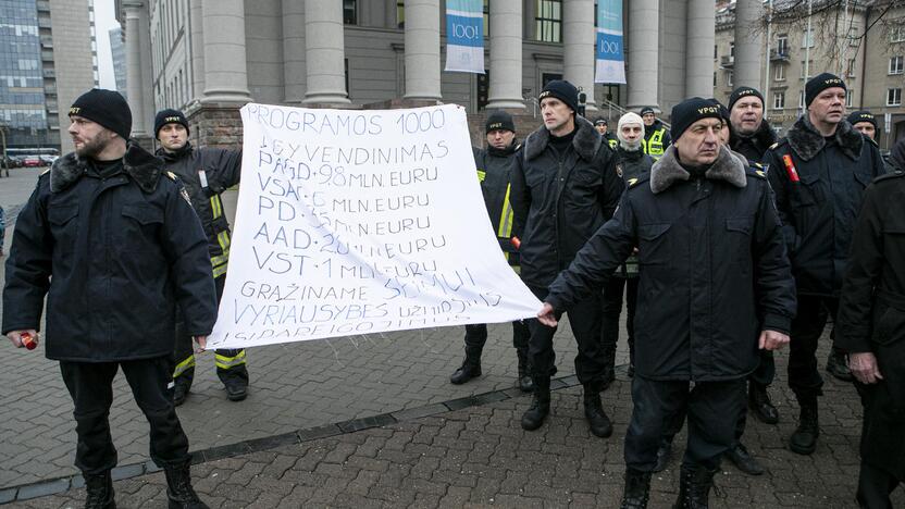 Pareigūnų protestas prie Seimo