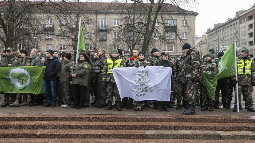 Pareigūnų protestas prie Seimo