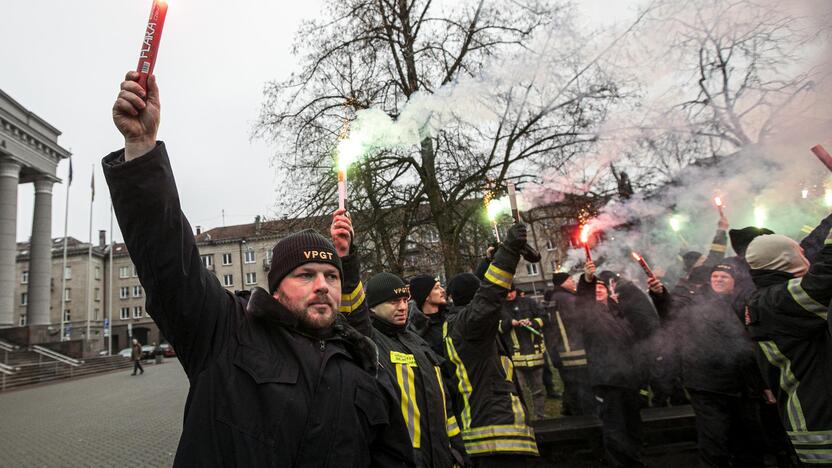 Pareigūnų protestas prie Seimo