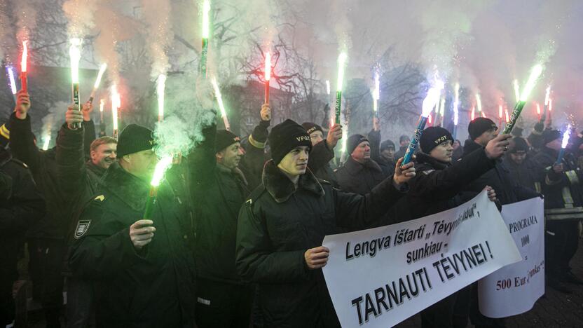 Pareigūnų protestas prie Seimo