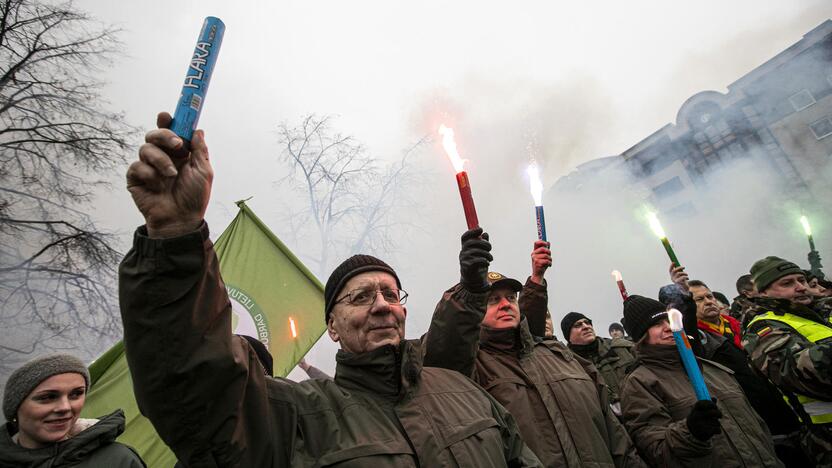 Pareigūnų protestas prie Seimo