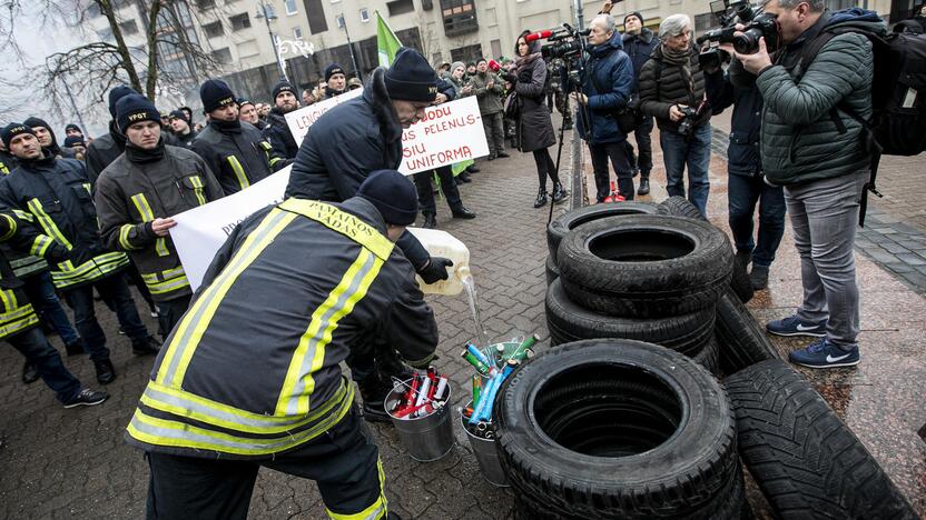 Pareigūnų protestas prie Seimo