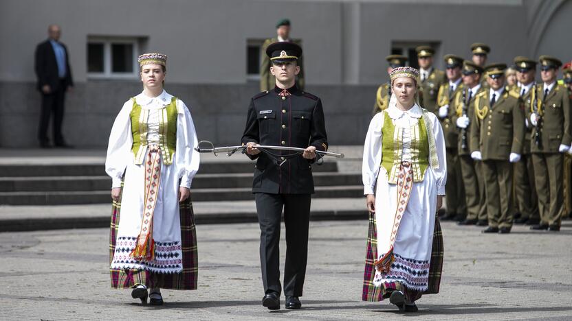 Kariūnams suteiktas pirmasis karininko laipsnis