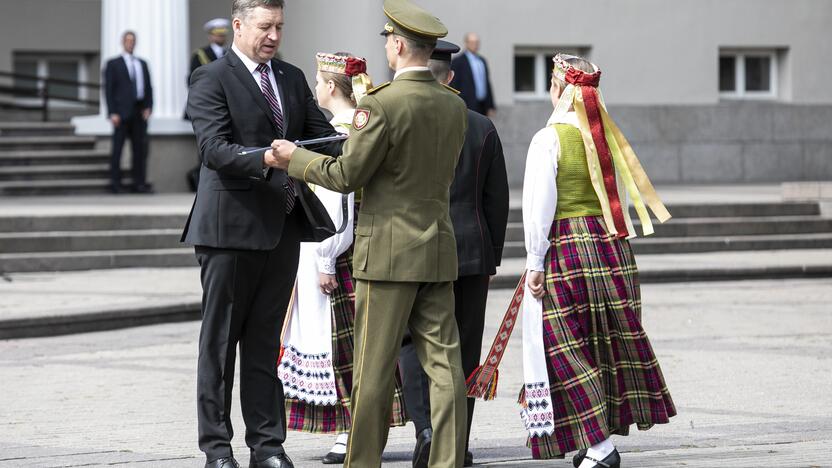 Kariūnams suteiktas pirmasis karininko laipsnis