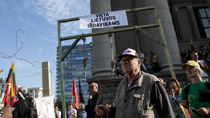 Protestas prie Seimo prieš COVID-19 ribojimus