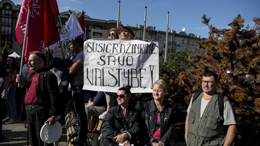 Protestas prie Seimo prieš COVID-19 ribojimus