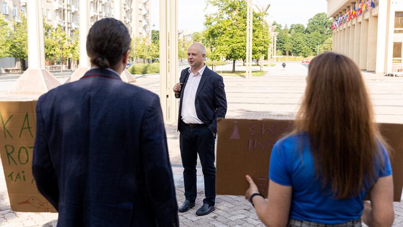 Protestas prieš naktinių taikiklių įteisinimą medžioklėje