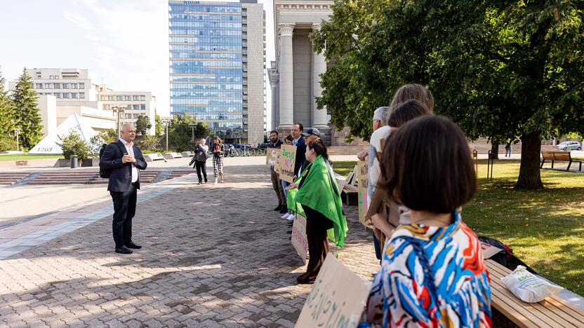 Protestas prieš naktinių taikiklių įteisinimą medžioklėje