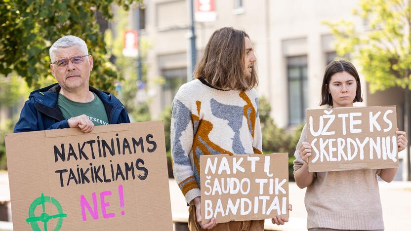 Protestas prieš naktinių taikiklių įteisinimą medžioklėje