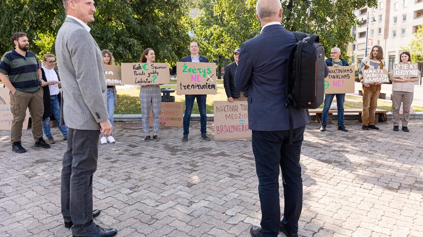 Protestas prieš naktinių taikiklių įteisinimą medžioklėje