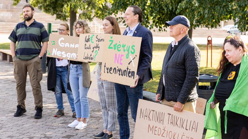 Protestas prieš naktinių taikiklių įteisinimą medžioklėje