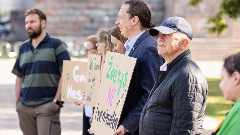 Protestas prieš naktinių taikiklių įteisinimą medžioklėje