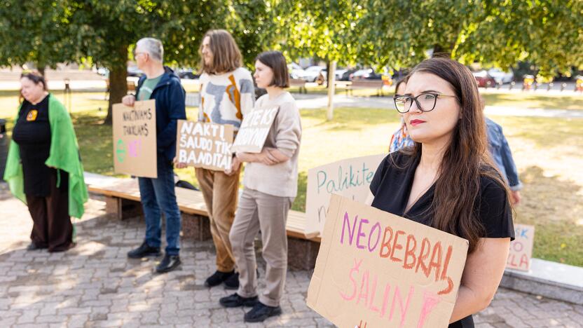 Protestas prieš naktinių taikiklių įteisinimą medžioklėje