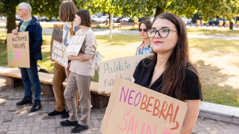 Protestas prieš naktinių taikiklių įteisinimą medžioklėje