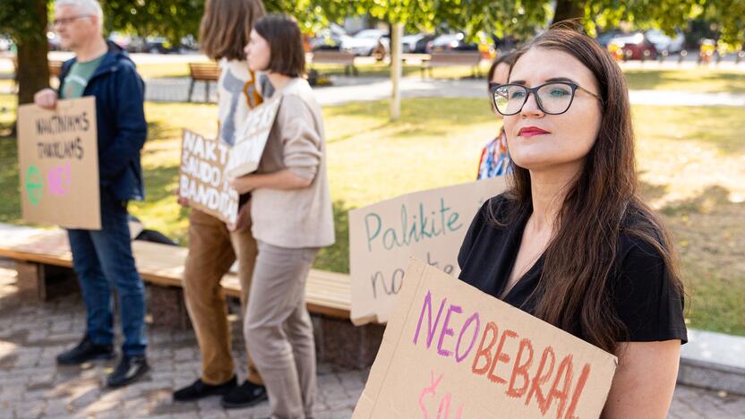 Protestas prieš naktinių taikiklių įteisinimą medžioklėje