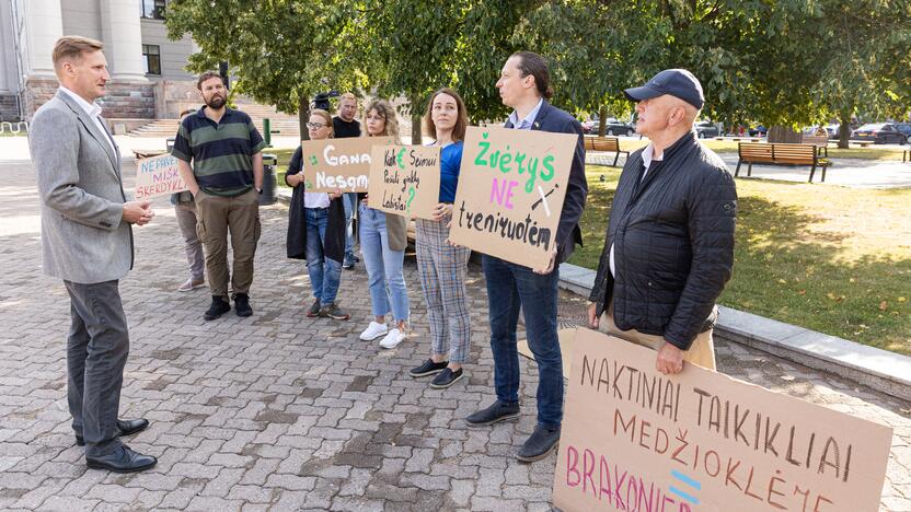 Protestas prieš naktinių taikiklių įteisinimą medžioklėje