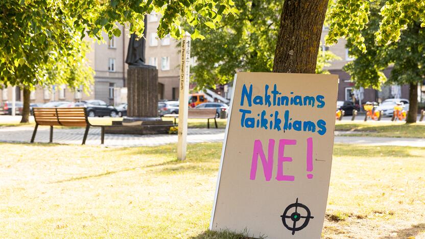 Protestas prieš naktinių taikiklių įteisinimą medžioklėje