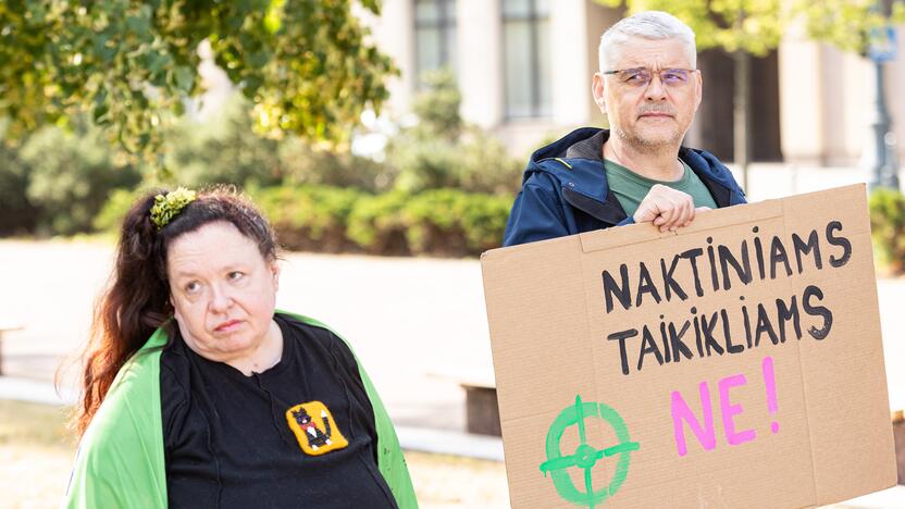 Protestas prieš naktinių taikiklių įteisinimą medžioklėje