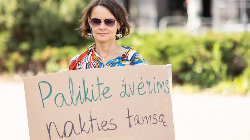 Protestas prieš naktinių taikiklių įteisinimą medžioklėje