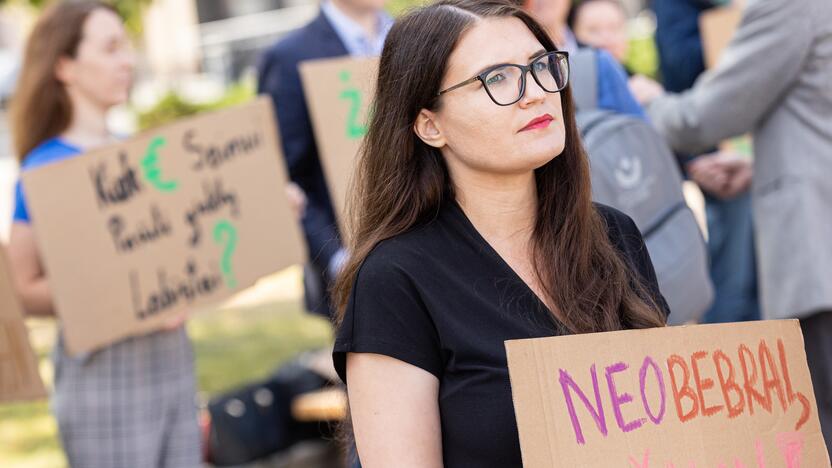 Protestas prieš naktinių taikiklių įteisinimą medžioklėje