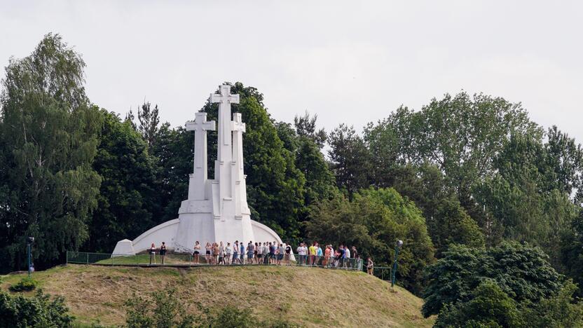 1989 m. Vilniuje atidengtas atstatytas Trijų kryžių kalnas