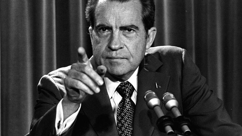 1974 m. JAV prezidentas Richardas Nixonas paskelbė apie savo atsistatydinimą.