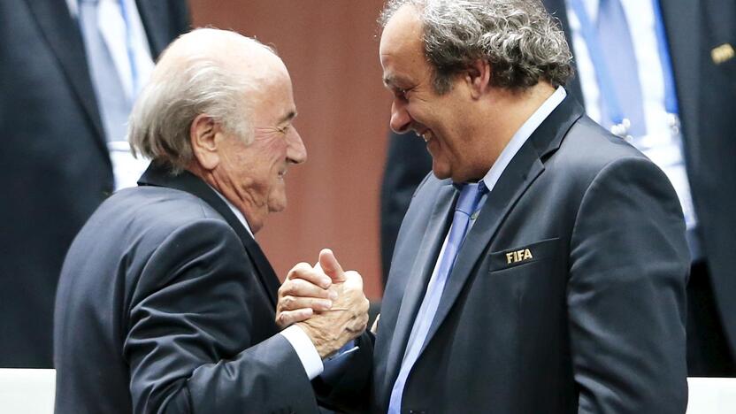 S. Blatteris įtariamas atlikęs „nelojalų mokėjimą“ UEFA vadovui M. Platini