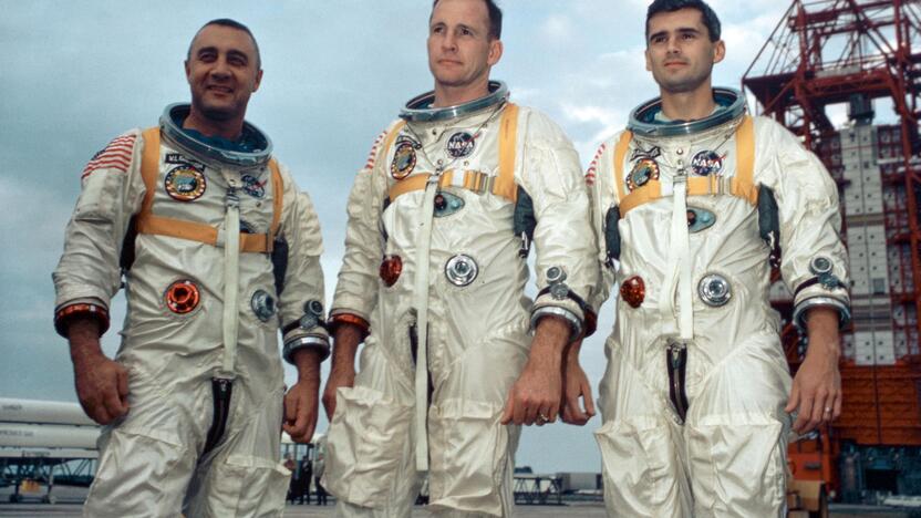 1971 m. trys JAV kosminio laivo „Apollo 14“ astronautai išsilaipino Mėnulyje