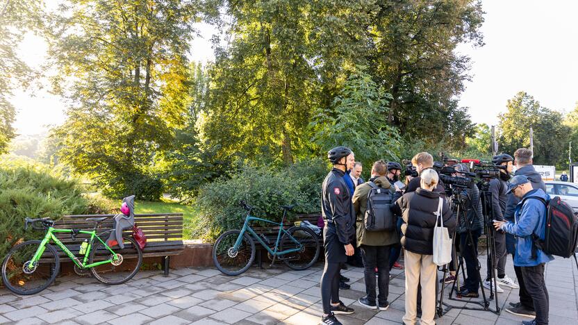 Prezidentas į darbą važiavo dviračiu