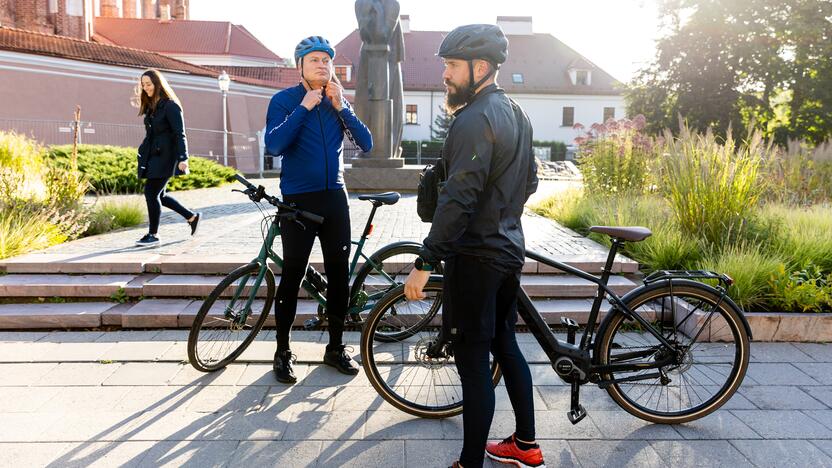 Prezidentas į darbą važiavo dviračiu