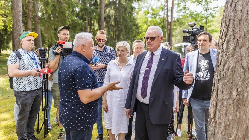 Seimo nariai apsilankė prabangiajame Gulbinų kvartale