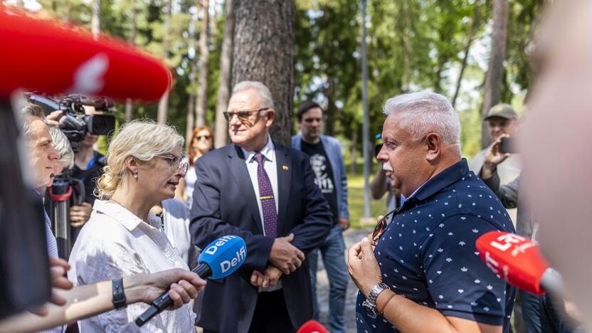 Seimo nariai apsilankė prabangiajame Gulbinų kvartale