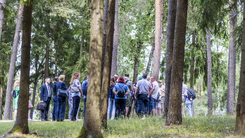 Seimo nariai apsilankė prabangiajame Gulbinų kvartale