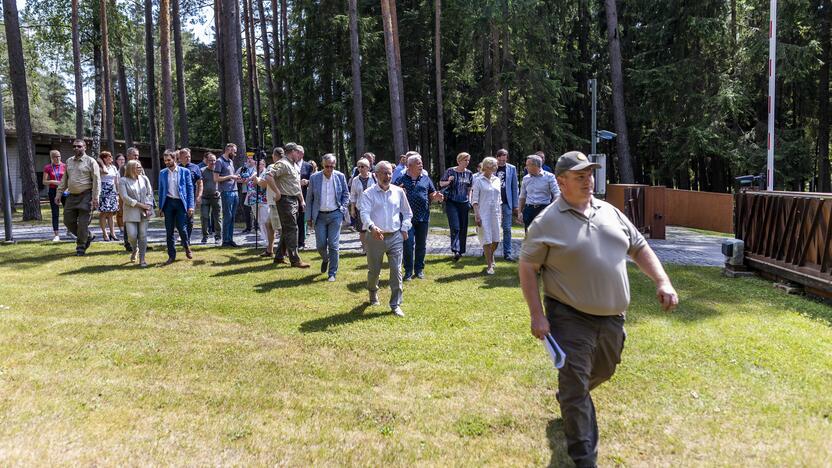 Seimo nariai apsilankė prabangiajame Gulbinų kvartale