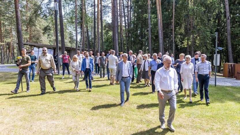 Seimo nariai apsilankė prabangiajame Gulbinų kvartale