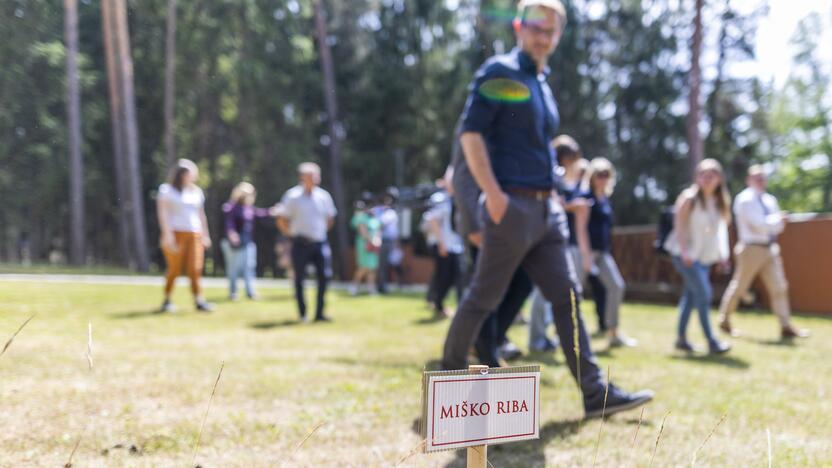 Seimo nariai apsilankė prabangiajame Gulbinų kvartale