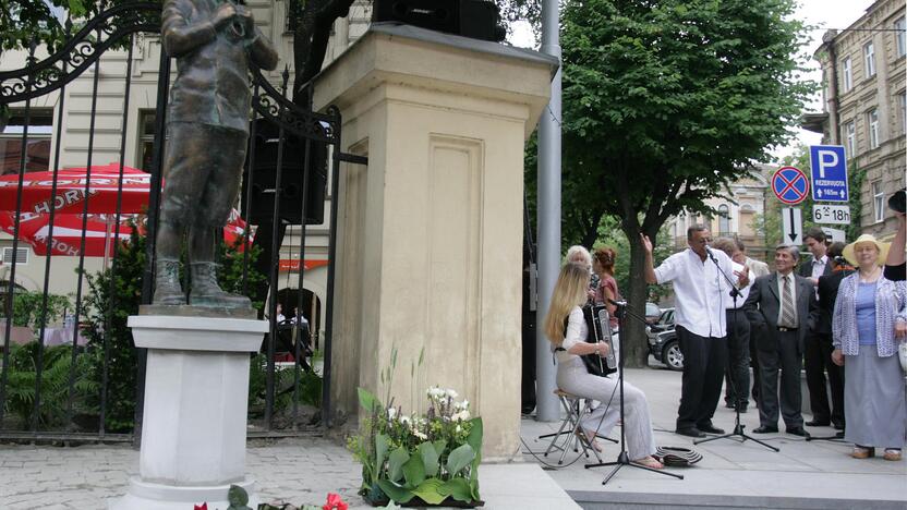 1914 m. Vilniuje gimė prancūzų rašytojas Romain Gary. Mirė 1980 m.