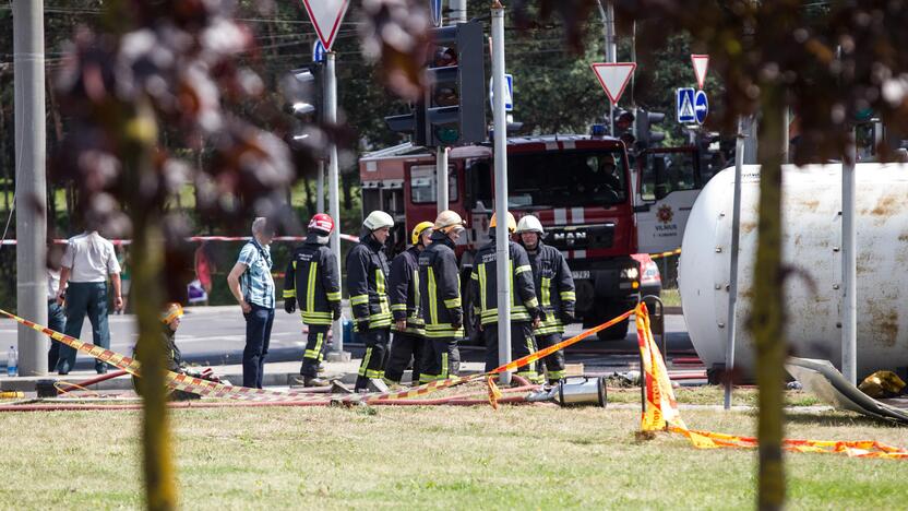 Vilniuje nuvirto cisterna su benzinu