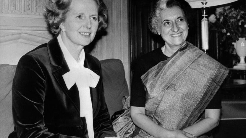 1984 m. trys apsaugoje dirbę sikhų ekstremistai nužudė Indijos premjerę Indira Gandhi (dešinėje)