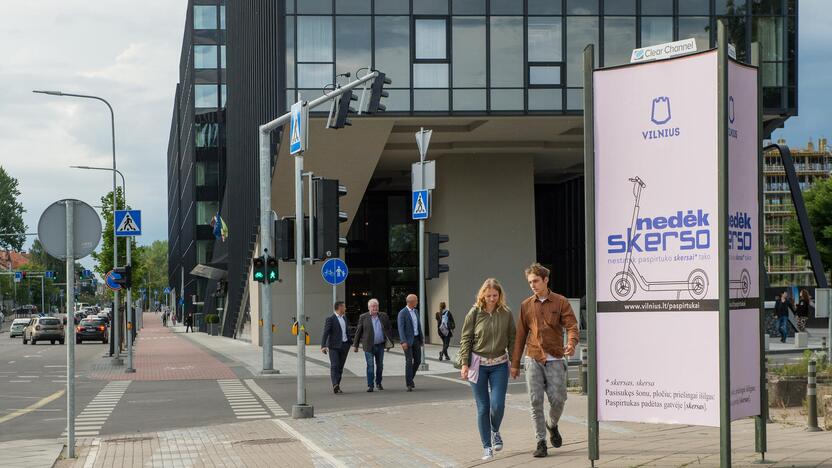 Paaiškinimai akcijos plakatuose išduoda, kad jos rengėjai puikiai suvokia, jog šie žodžiai turi ir labai aiškią vulgarią potekstę.