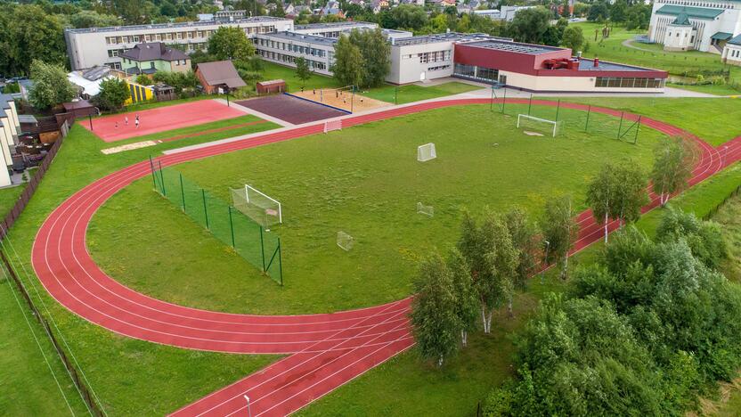 Idėja: Domeikavos gimnazijos stadione siūloma įrengti dirbtinę dangą.