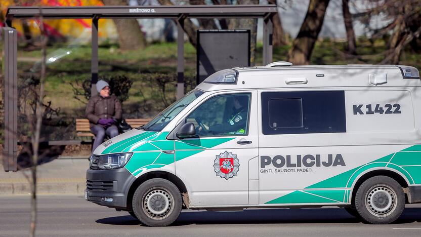 Situacija: netoli prekybos centro susimušusių paauglių skirti vyko net trys policijos ekipažai.