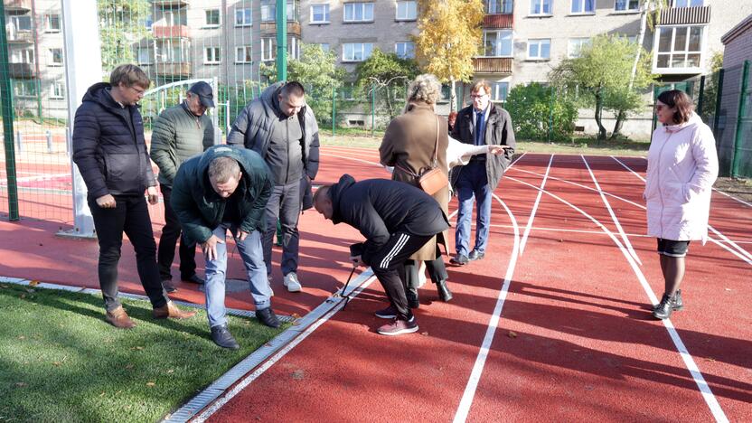 Remontas: renovavus stadionus, mokyklos dažnokai skundžiasi, kad aikštynai nuniokojami, o po kurio laiko ima lįsti atliktų darbų brokas.