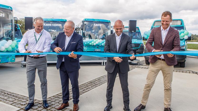 Ceremonija: perkirpus pristatymo šventės juostelę, smaragdiniai autobusai pasklido pakaunėje.