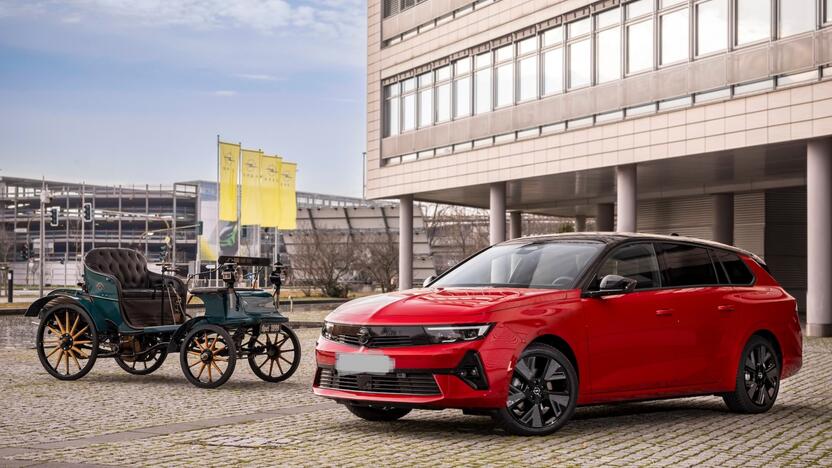 Tradicija: pirmas „Opel“ automobilis ir naujausias „Astra Sports Tourer Electric“ nuriedėjo nuo konvejerio Riuselsheime.