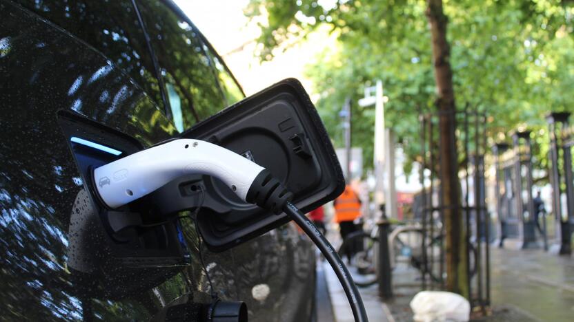 Statistika: „Regitros“ duomenimis, Lietuvoje šių metų vasario 1 d. buvo įregistruota daugiau nei 12,1 tūkst. lengvųjų keleivinių elektrinių automobilių