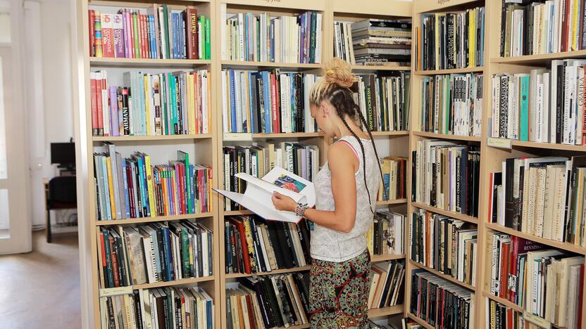 Žavisi: į bibliotekas užsukę lankytojai kartais ieško ir seno leidimo knygų.